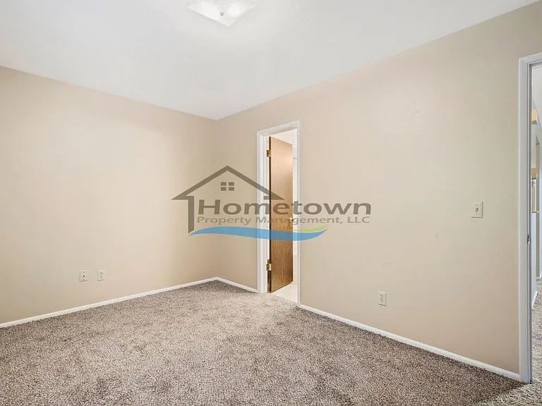 2432 & 2433 E Stowe Ct — Photo 36