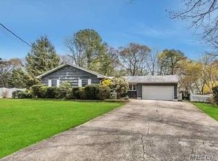 11 Mid Pl, Bohemia, NY 11716