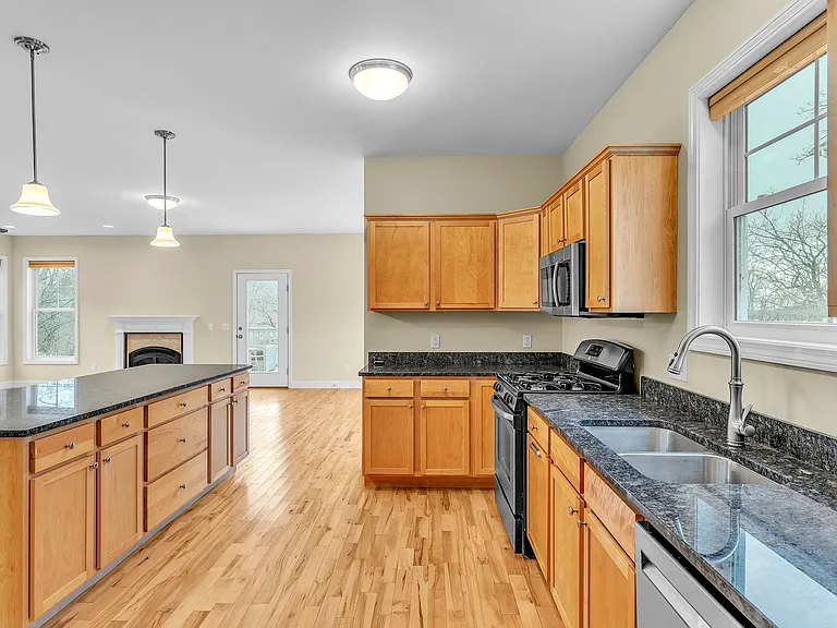 366 Colchester Ave — Photo 18