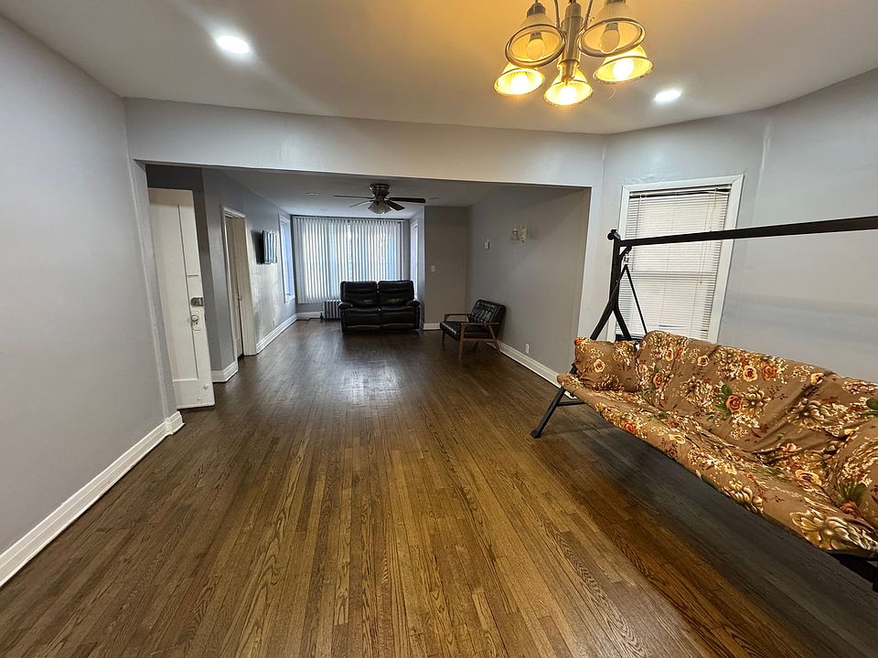 1st image of 5440 N Sawyer Ave #2