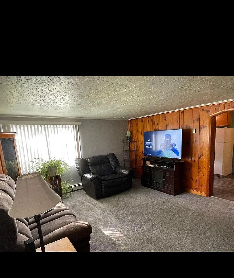 5 bed, 2700 sqft, $2,400 — Photo 2