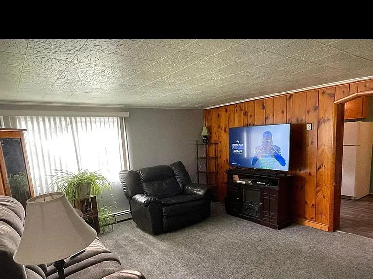 1810 Ryan Ave — Photo 2