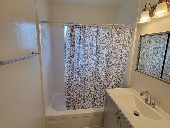 5th image of 323 W 11th St APT 17