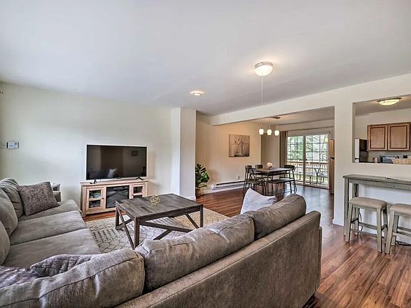 3rd image of 542 Country Place Dr