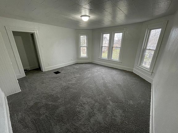 4th image of 411 Foster Ave