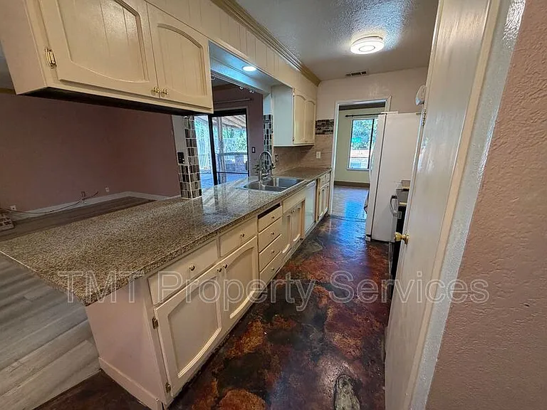 930 Graywood Cir — Photo 13