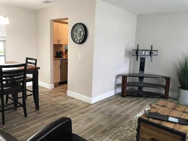833 Berkshire Dr — Photo 7