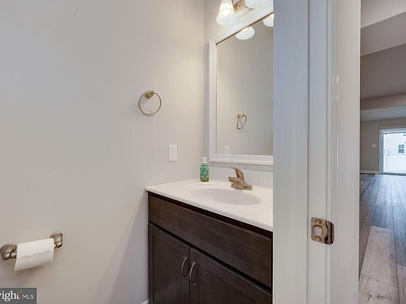 5th image of 26 Hubbardton Ct
