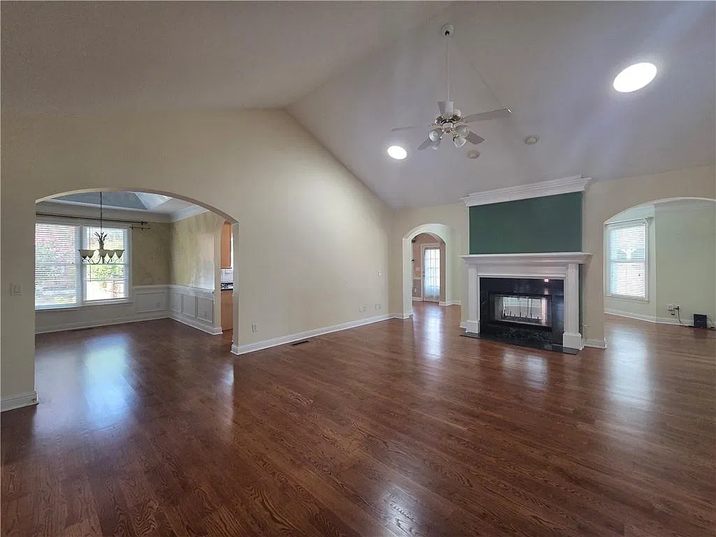 4 bed, 3.0 bath, 3806 sqft, $3,400 — Photo 4