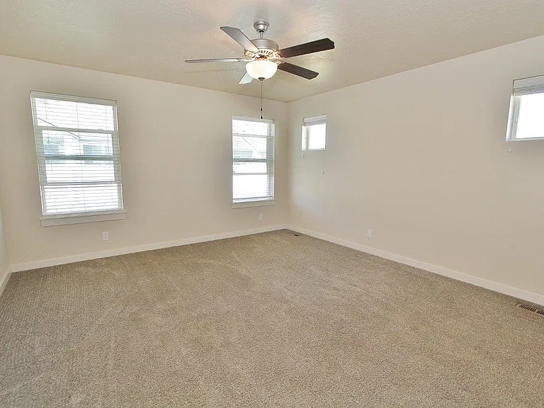 4044 Queen Anne Dr — Photo 12