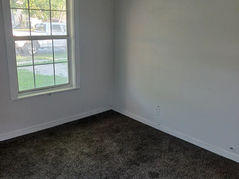 910 Erwin Ave — Photo 6