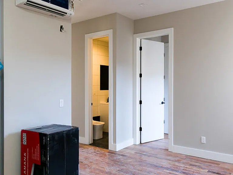 566 Maple St #2F — Photo 4