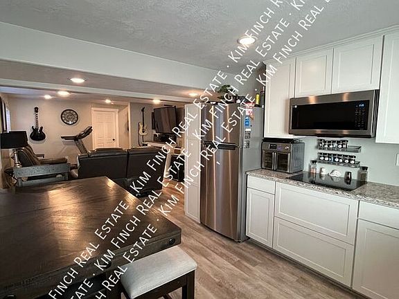 4th image of 387 N Taylor St