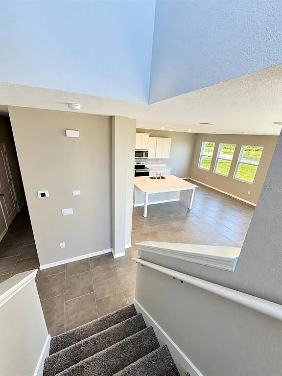 5 bed, 4.5 bath, 3975 sqft, $3,900 — Photo 4