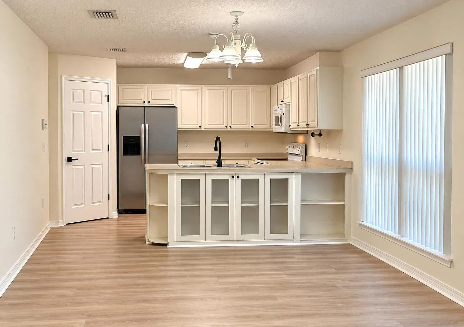 3 bed, 2.0 bath, 1392 sqft, $2,000 — Photo 2