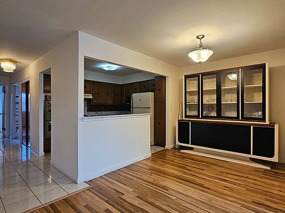 4th image of 2246 Steinway St #2