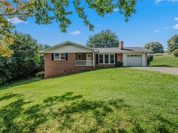 2149 Margaret Dr, Mount Airy, NC 27030