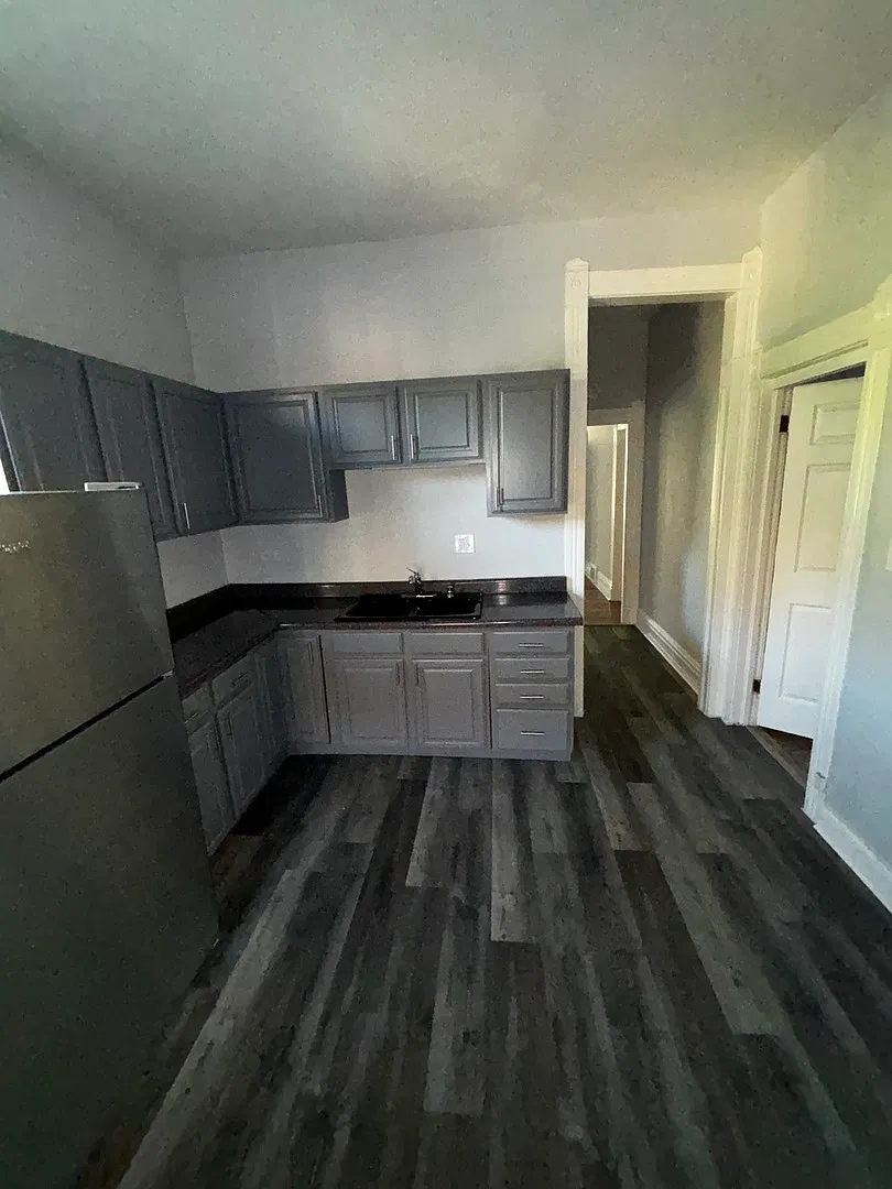 3 bed, 950 sqft, $1,900 — Photo 2