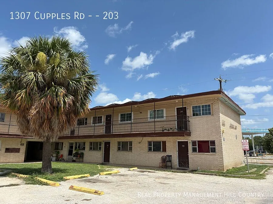 Garden Style 2 Bed / 1 Bath Apartment - Appliances Included - Off General McMullen — Photo 1