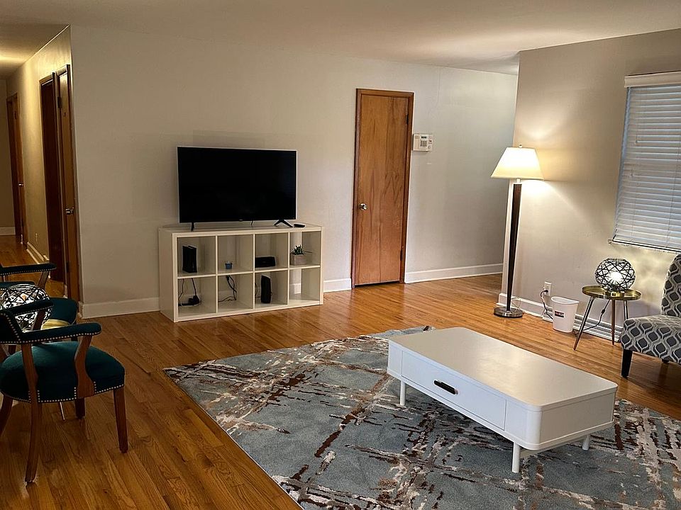 1st image of 203 Lakeview Dr
