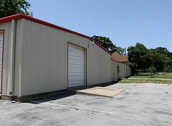 3rd image of 901 S Armstrong Ave
