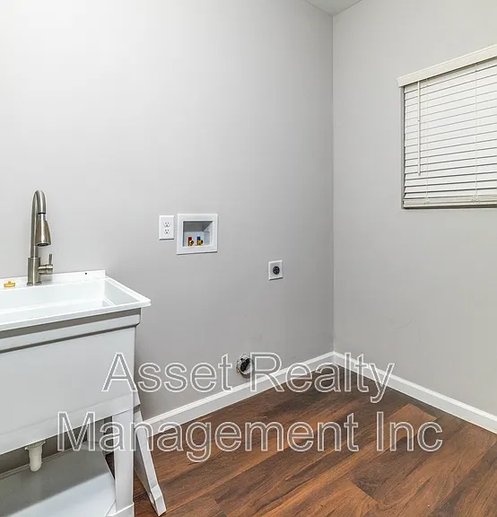 619 Midlake Dr NE — Photo 17