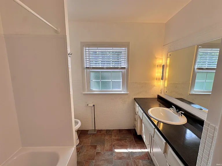 1119 SE Riverside Dr #H — Photo 7
