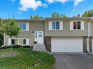 4677 Ridge Cliff Dr, Saint Paul, MN 55122