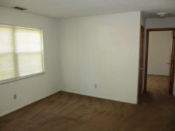 4th image of 520 NE Park Ln
