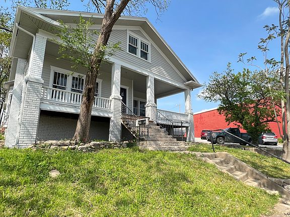 Easy Access from Street parking and the garage.