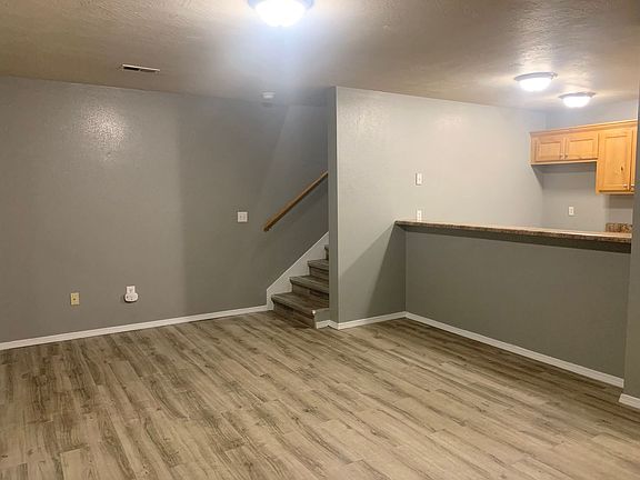 2nd image of 925-927 W Black St