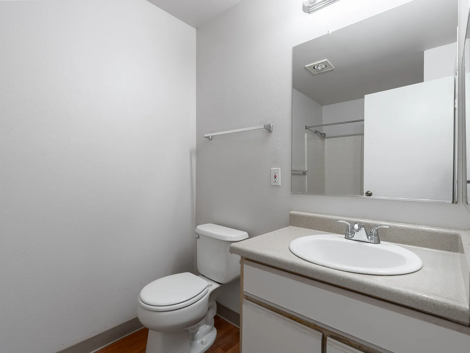 2 bed, 824 sqft, $1,755 — Photo 2
