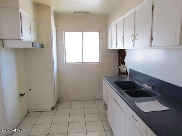 2nd image of 3942 W Lynwood St