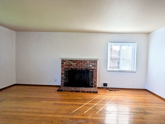 4th image of 18439 Lakecrest Ct