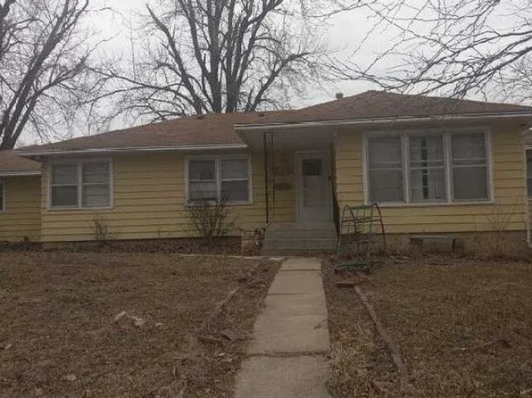 200 N Bunker Hill Dr, Junction City, KS 66441