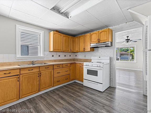 4th image of 25357 Lawn St