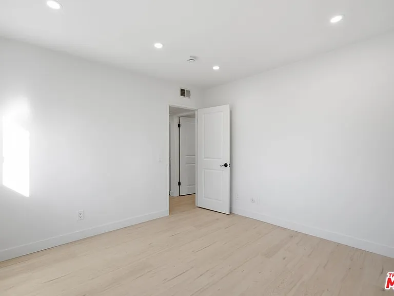 13025 Moorpark St #208 — Photo 13