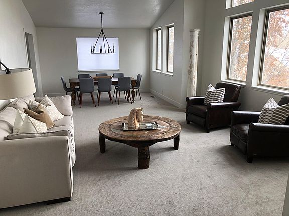 Formal living room/dining