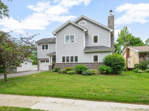 8 Lewis Lane, Port Washington, NY 11050
