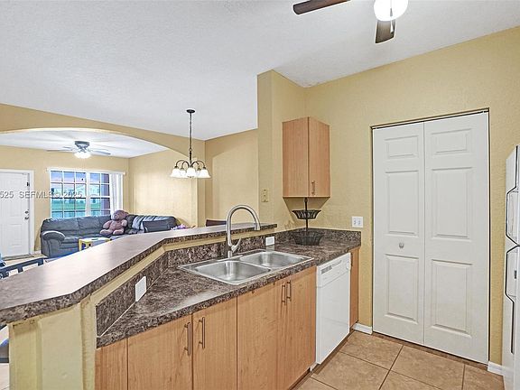 2nd image of 2409 Belmont Ln #2409
