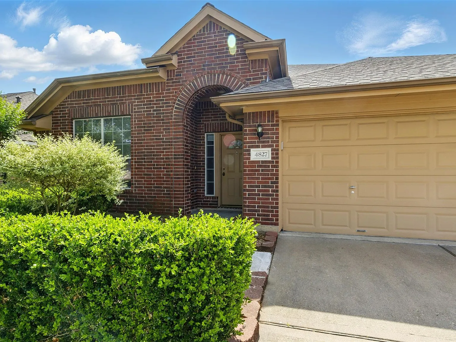 3 bed, 2.0 bath, 1853 sqft, $1,995 — Photo 3