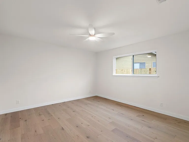 902 Warrington Dr — Photo 14