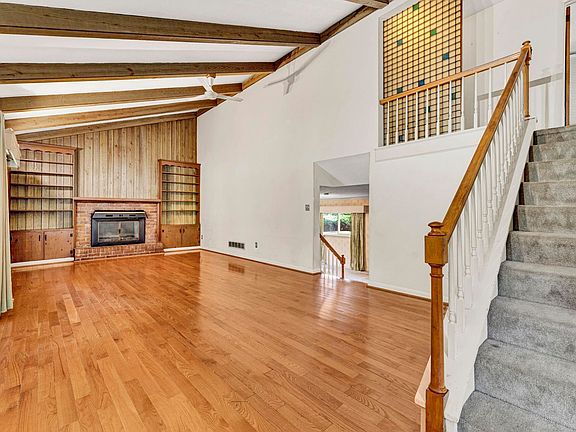 2nd image of 19 Vicki Cir