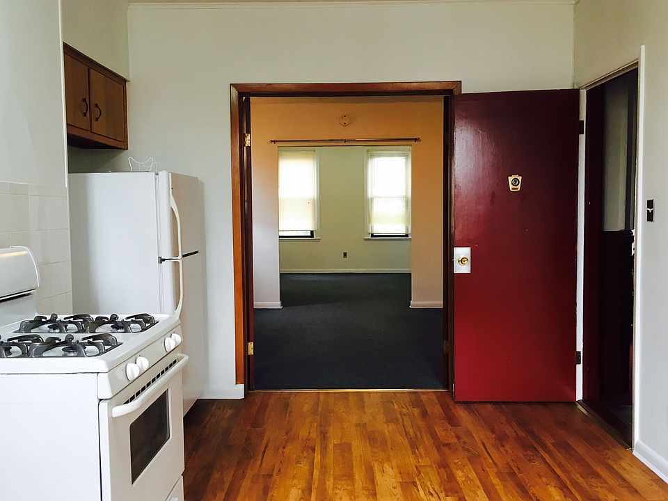 1st image of 1733 Cornelia St #3rd