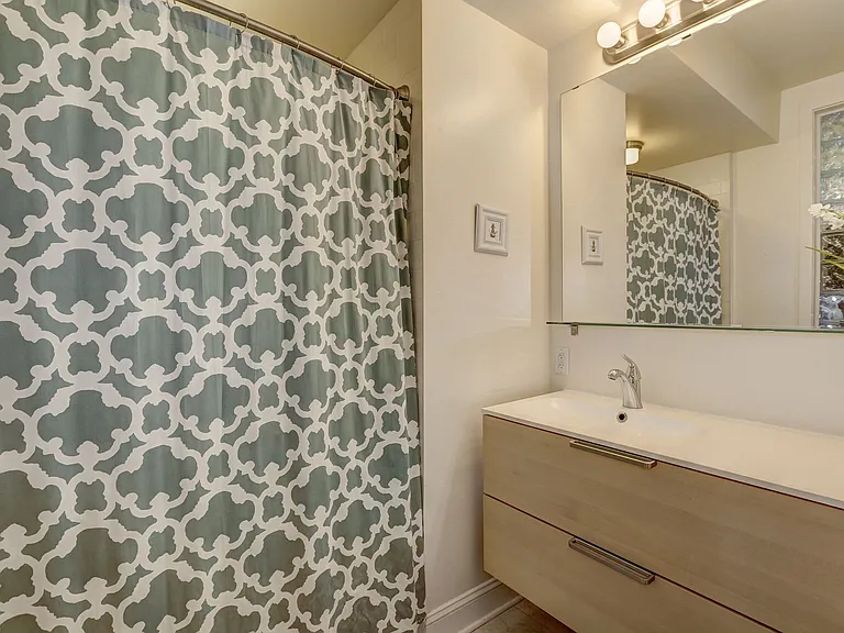 Full bathroom (bedroom 1)