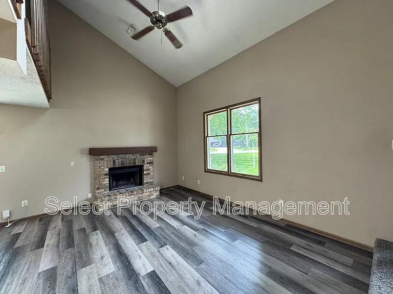 4904 Pinebrook Dr — Photo 3