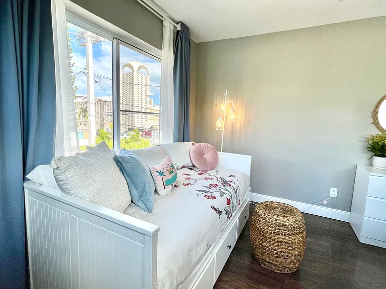 7510 Dickens Ave — Photo 14