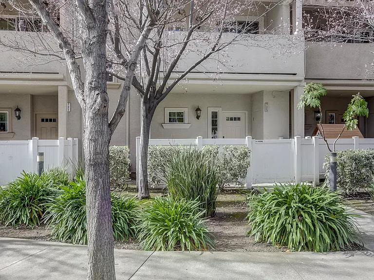 725 Northrup St — Photo 1