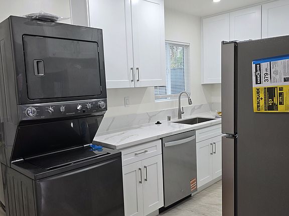 4th image of 453 W Windsor Rd APT D