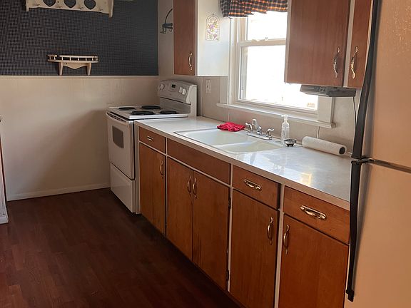 4th image of 97 Oakwood St